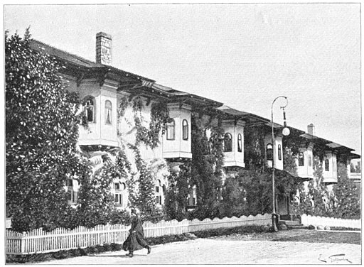 Een der twee binnenplaatsen van het klooster te Sina&iuml;a.