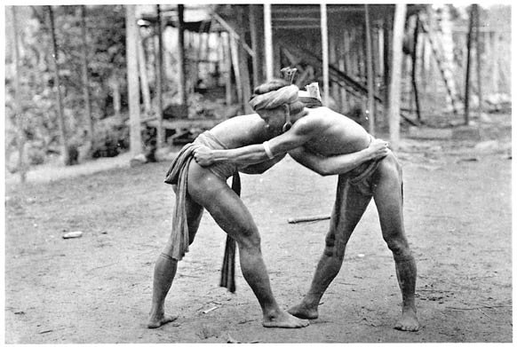 Ringende M&auml;nner der Bahau.