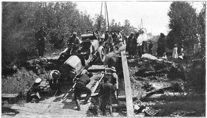 De automobiel in veiligheid gebracht, nadat zij in Transba&iuml;kalia door een brug gezakt was.