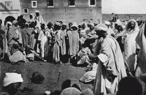 GROUP AROUND PERFORMERS, MARR�KESH.