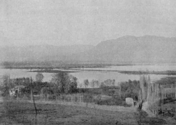 Fig. 7. R. Jhelam in Kashm&iacute;r&mdash;View towards Mohand Marg.