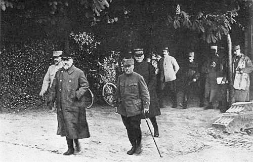 President Poincar&eacute; on a visit to the front.