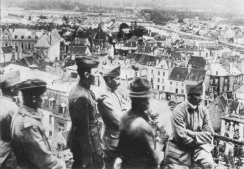 YANKS AND POILUS VIEWING THE CITY OF CH�TEAU-THIERRY, WHERE,
IN THE MIDDLE OF JULY, THE YANKS TURNED THE TIDE
OF BATTLE AGAINST THE HUNS