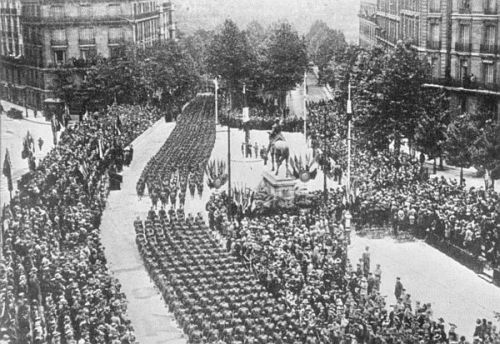 MARINES MARCHING DOWN THE AVENUE PRESIDENT WILSON
ON THE FOURTH OF JULY IN PARIS