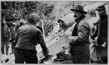 BLASCO ASSISTANT A UN BOMBARDEMENT PAR PIÈCES DE GROS
CALIBRE, PRES DE REIMS