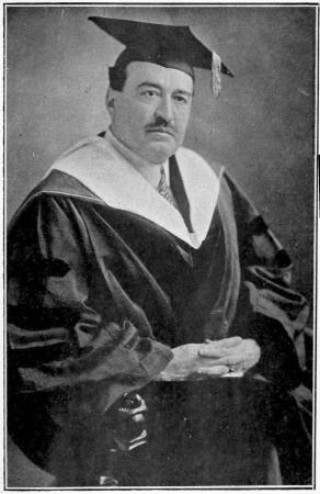 BLASCO IBÁÑEZ PORTANT, A L’UNIVERSITE «GEORGE
WASHINGTON», LA ROBE, BORDEE DE VELOURS BLANC ET DOUBLÉE DE SOIE JAUNE
ET BLEUE, DES DOCTEURS «IN ARTS AND LETTERS»