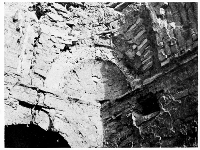 Fig. 99.&mdash;UKHEIḌIR, SQUINCH ARCH ON SECOND STOREY.